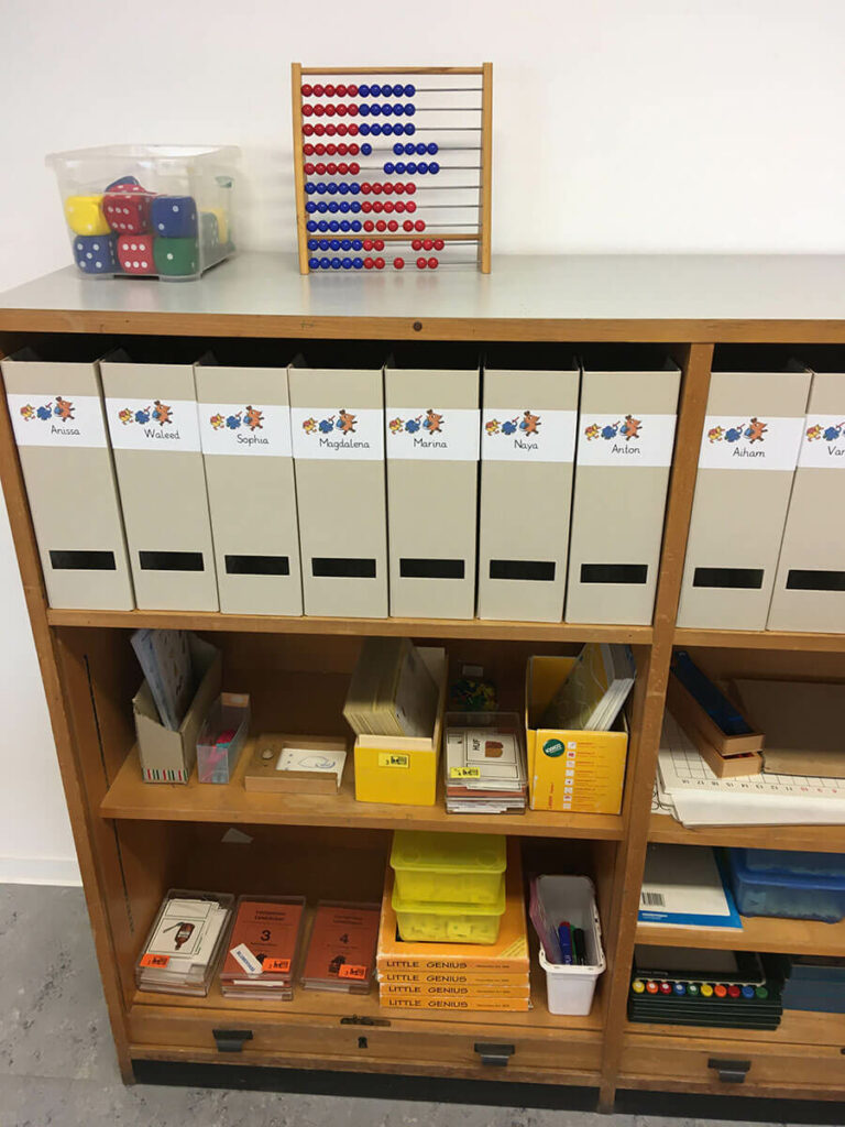 Bild: Regal in Vorbereitung für das kommende Schuljahr